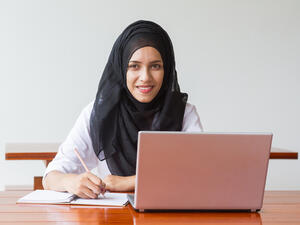تحتاج المرأة العاملة إلى تنظيم وقتها خاصة في رمضان

