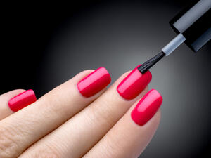 لا تنسي وضع الطبقة الأولى من طلاء الأظافر الشفاف

