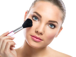 استخدمي البودرة البرونزية لإخفاء الذقن الكبيرة