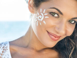 احرصي على ترطيب جسمك جيداً واشربي على الأقل ٨ أكواب من الماء يوميًا