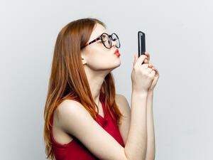 أرسلي لزوجكِ رسالة بها قبلة وعناق عن طريق "الإيموشنز"