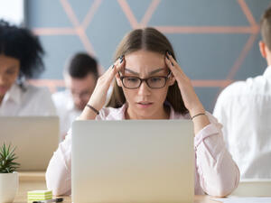 من الصفات العامة لمواليد برج الدلو أنه كتوم جداً
