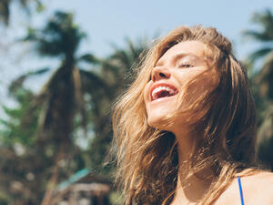 التعرض لأشعة الشمس لمدة طويلة قد يتسبب في إصابة البشرة بالحساسية

