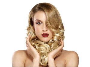 إذا كان شعرك لمّاعاً، ستكونين محطّ أنظار الجنس الآخر