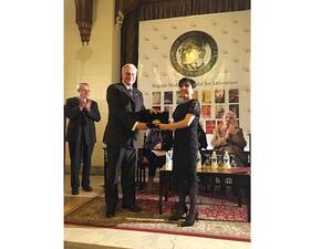 الكاتبة الفلسطینیة حزامة حبایب أثناء تسلمها الجائزة