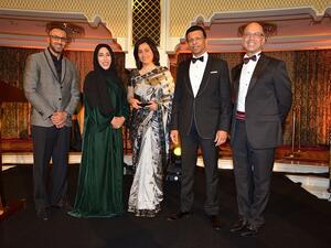 مديرة مدرسة جيمس مودرن أكاديمي، نرجيش كمباتا، تحصد الجائزة الأولى تقديراً لجهودها في الارتقاء بمهنة التعليم.