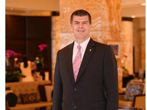 نيل هوتن, المدير العام للفندق