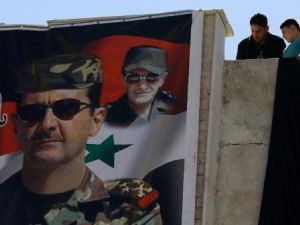 صورة للاسد ووالده في دمشق
