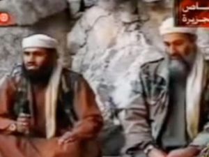 ابو غيث (يسار الصورة) مع اسامة بن لادن/أرشيف