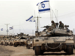 Israeli Merkava tanks drive near the border between Israel and the Gaza Strip as they return from the Hamas-controlled Palestinian coastal enclave on August 5, 2014. (AFP/File)
