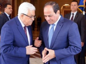 Egyptian President Abdel Fattah al-Sisi (right) meets Palestinian leader Mahmud Abbas in Cairo on May 9, 2016. (AFP/File)