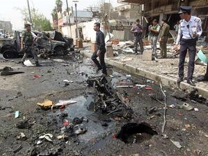 Iraqi security forces inspect the scene of a car bomb blast in the Iraqi capital, Baghdad, on May 9, 2015. (AFP/File) 