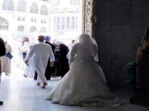 Arab bride barred from entering Mecca Grand Mosque in wedding dress. (Twitter)
