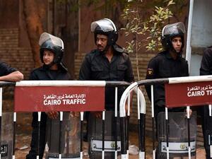 Egyptian police officers stand guard outside the Zeinhom Morgue in Cairo on October 31, 2015. (AFP/File)
