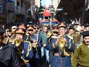 Egyptian men and army officials march during the funeral of an army colonel, who was killed in a roadside bombing claimed by the Daesh group, on the outskirts of Arish, North Sinai, January 29, 2016. (AFP/File)