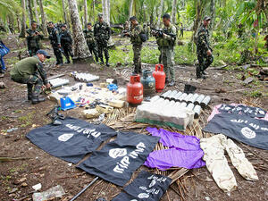 Philippine soldiers display seized improvised explosive devices after government troops raided the bomb factory on May 14, 2015. (AFP/File) Philippine soldiers display seized improvised explosive devices after government troops raided the bomb factory on May 14, 2015. (AFP/File)