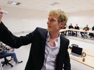 According to Wenzel, flirting is a large part of the integration process and hopes that the migrants will "fall in love with Germany". (Twitter)