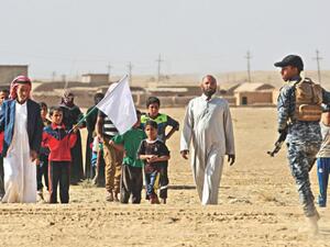 Iraqis flee from fighting in the Mosul area. (AFP/File)