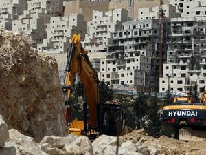Israeli construction cranes and excavators at a building site in the Israeli settlement of Neve Yaakov, in the northern area of east Jerusalem on March 29, 2016. (AFP/Ahmad Gharabli)