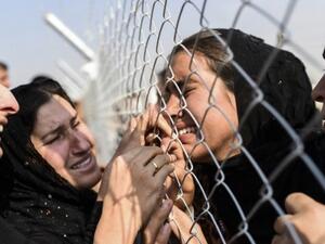 Iraqis who fled from the city of Mosul are reunited with their relatives near the Kurdish checkpoint of Aksi Kalak on October 26, 2016. (AFP/Bulent Kilic)