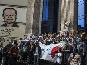Egyptian journalists take part in a protest outside the Syndicate of Journalists in Cairo on May 3, 2016, on the occasion of World Press Freedom Day. (AFP/File)