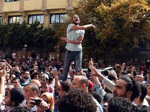 Egyptian protesters chant slogans during a demonstration in central Cairo against a controversial deal to hand over two islands in the Red Sea to Saudi Arabia, April 15, 2016. (AFP/File) Egyptian protesters chant slogans during a demonstration in central Cairo against a controversial deal to hand over two islands in the Red Sea to Saudi Arabia, April 15, 2016. (AFP/File)