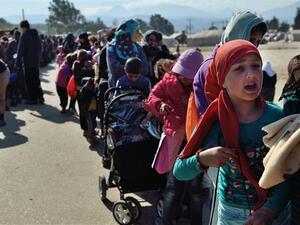 Refugees line up for food at the makeshift camp along the Greek-Macedonian border near the village of Idomeni, April 20, 2016. (AFP/File)