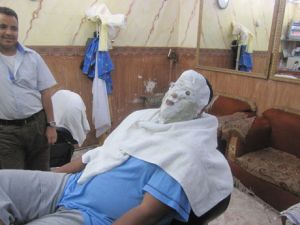 Saudi man has a facial in a barber's shop in Jeddah's old souk. 19 January 2012. (File photo)