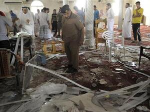 Saudi policemen gather around debris following a blast inside a mosque in the Qatif region on May 22, 2015. (AFP/File)