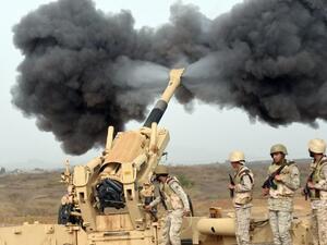 Saudi army artillery fire shells towards Yemen from a post close to the Saudi-Yemeni border, in southwestern Saudi Arabia, on April 13, 2015. (AFP/Fayez Nureldine)