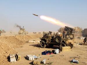 Shia fighters advance toward the village of Salmani, south of Mosul, on October 30, 2016. (AFP/File)