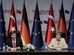 German Chancellor Angela Merkel (R) and Turkish Prime Minister Ahmet Davutoglu (L). (AFP/File) German Chancellor Angela Merkel (R) and Turkish Prime Minister Ahmet Davutoglu (L). (AFP/File)