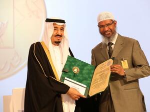 Islamic scholar Zakir Naik receives an award for his service to Islam from the King of Saudi Arabia. (Twitter)