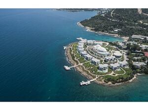 الاقامة في هذا المنتجع ذو الخمس نجوم والذي يقصده نجوم الفن والرياضة والسياسة والمشاهير من رجال الاعمال والمجتمع من دول العالم توفر للزائر ملاذا مثاليا للراحة والاستجمام والهدوء .