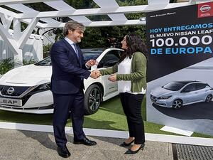 قالت سوزانا دي مينا من مدريد، والتي اشترت السيارة رقم مائة ألف من نيسان ليف: "قضيت عامين في محاولة للعثور على سيارة كهربائية وكنت أعلم أنها ستكون من نيسان.