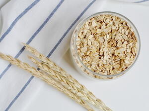 يعمل الشّوفان على تنعيم الشّعر