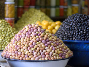 سعر الزيت محلياً ودولياً يخضع لبورصة الأسواق العالمية في هذا المجال وعوامل أخرى على غرار حجم الإنتاج في الدول المنتجة للزيت