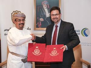 قام بتوقيع الاتفاقية ديفيد خليفة، الرئيس التنفيذي لشركة النفط العُمانية للتسويق، والدكتور علي البيماني، رئيس جامعة السلطان قابوس.

