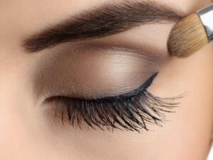 لتطبيق تقنية الأومبريه استخدمي لونين من ظلال الجفون، أحدهما فاتح والآخر داكن