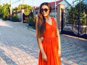 لا شكّ أنّ اللون البرتقالي من أكثر الألوان التي تضفي جاذبيّة على اطلالتك