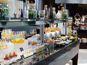 ابتداءً من الساعة 12:30 ظهرا ولغاية الرابعة عصراً سيقدم "تشويسز" خلال برنش الجمعة أكثر من مائة طبق مميز تغطي جميع المطابخ العالمية.