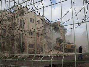 جرافة اسرائيلية تهدم الفندق/أ.ف.ب