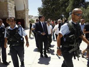 جنود إسرائيليون مدججون بالسلاح في باحات المسجد الأقصى/ أرشيفية