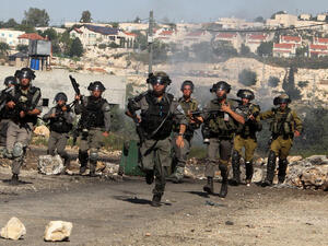 اقتحمت القوات الإسرائيلية العديد من منازل الفلسطينيين بحثا عن شبان