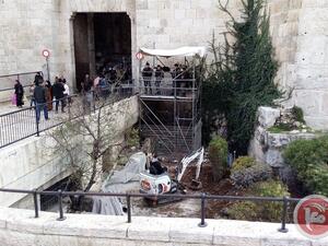 سلطات الاحتلال تواصل أعمال الحفر والبناء عند مدخل ساحة باب العامود بمدينة القدس