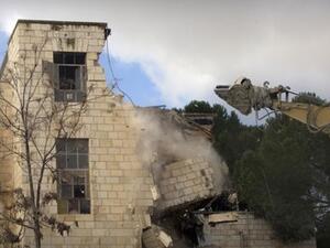 الجرافات الاسرائيلية تهدم الفندق/أ.ف.ب