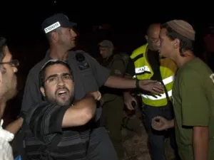 مستوطنون في الضفة الغربية يمارسون إرهابهم ضد الفلسطينيين