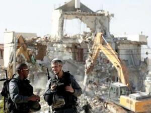 قوات الاحتلال تهدم مبنى سكنيا لفلسطينيين/ ارشيفية