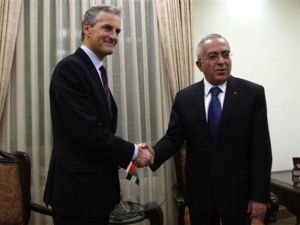 رئيس الوزراء الفلسطيني سلام فياض مستقبلا وزير الخارجية النرويجي يوناس جار شتور في رام الله/ا.ف.ب