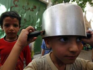 اطفال في انتظار الحصول على وجبة الافطار/ا.ف.ب